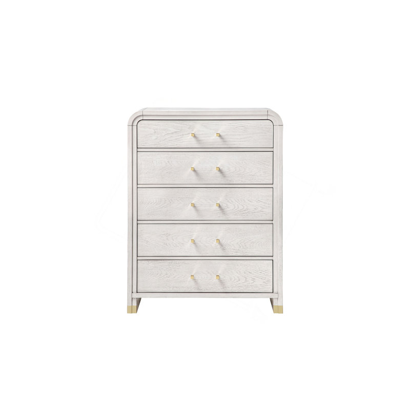 La commode verticale à 5 tiroirs avec une finition en bois blanc clair et des poignées en laiton combine une élégance douce avec un rangement de chambre peu encombrant