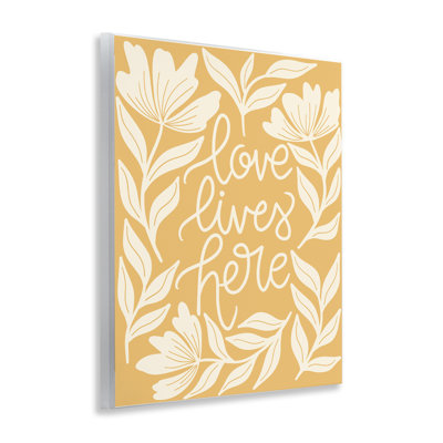 «Love Lives Here Yellow Florals», art mural par Taylor Shannon Designs
