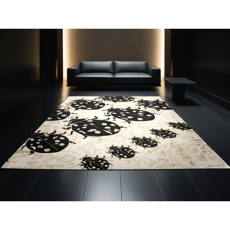 Tapis beige lavable à la machine à motif de coccinelles d'inspiration mondiale Osazee, 8 x 12