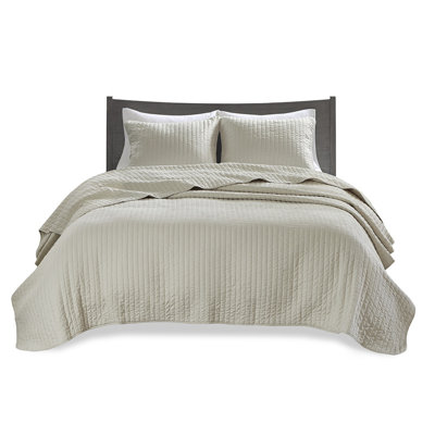 Couette 3 pièces couleur crème, format grand lit/queen, en microfibre et coton réversible pour des nuits paisibles et un confort optimal. Garnie de coton.