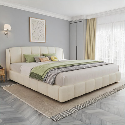 Lit plateforme très grand de style doux et incurvé, sans cadre de sommier tapissier, finition beige