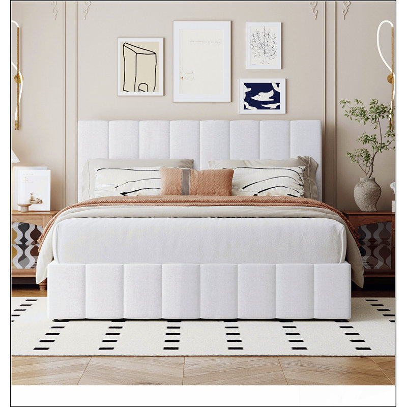 Grand lit plateforme tapissier avec rangement hydraulique, alliant confort et élégance moderne pour une chambre sans encombrement.