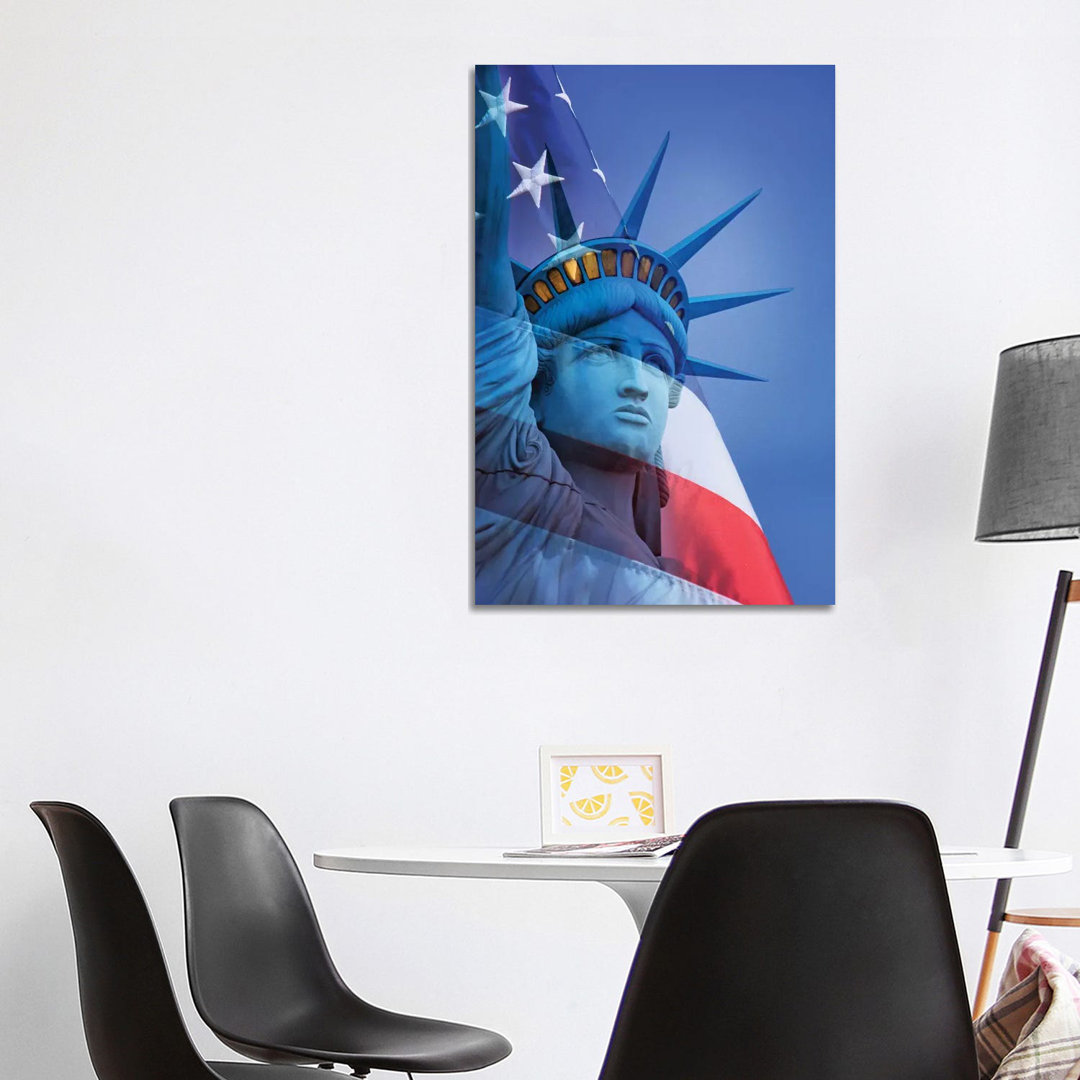 USA, Nevada, Las Vegas. Freiheitsstatue und Amerikanische Flagge von Jaynes Gallery - Galerie-verpackte Leinwand Giclée ...