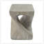 Table d'appoint Twist Shape avec texture semblable au bois, conception en spirale unique pour une utilisation intérieure et extérieure, durable et sans assemblage requis-125534183