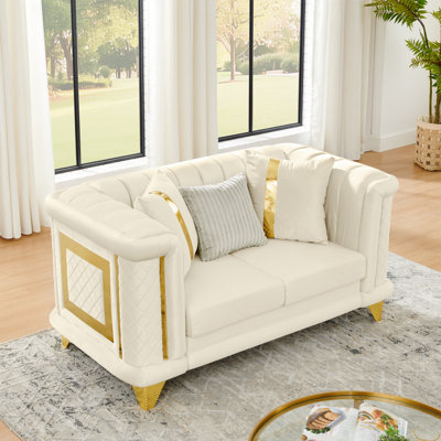 Canapé de 69 po en velours de luxe avec bordure en acier inoxydable doré et texture brodée, canapé de style victorien Mid-Century touffeté pour le salon avec 1 fourrure et 2 coussins dorés, beige