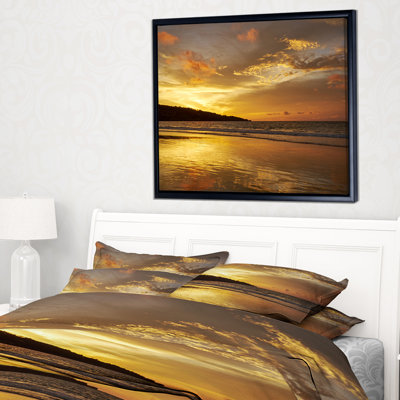 «Amazing Beach with Beautiful Breaking Waves», photographie