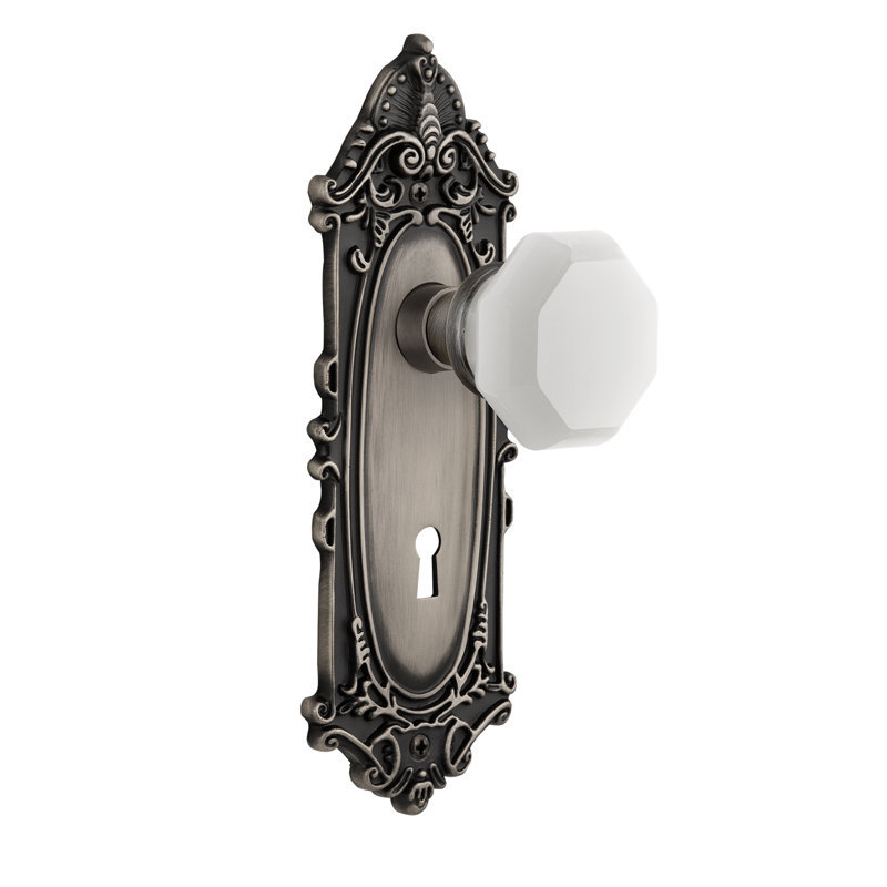 Assiette victorienne avec trou de serrure décoratif et bouton de lait blanc Waldorf, Étain antique, 2-3/8 po