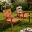 Banc en bois avec table du milieu et trou pour parasol