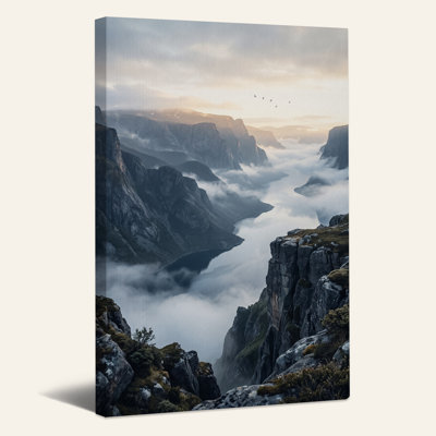 Tableau sur toile représentant une vallée de montagne brumeuse avec des oiseaux en vol