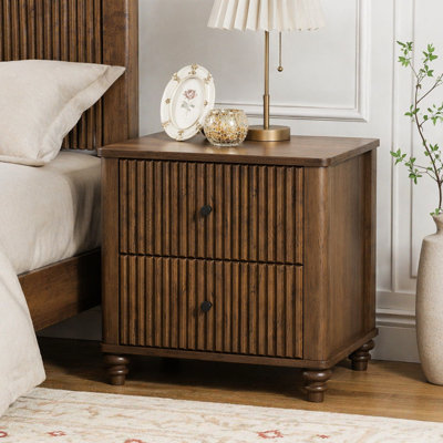 Table de chevet cannelée, table d'appoint de 21,65 po de largeur avec 3 tiroirs, table de chevet moderne en bois de style Mid-Century avec poignée en métal, table de chevet en bois pour chambre à coucher, salon, placard, noyer
