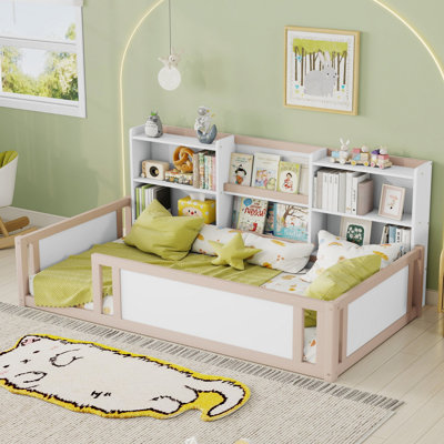 Lit plateforme en bois avec barrière de sécurité et tablettes de rangement latérales