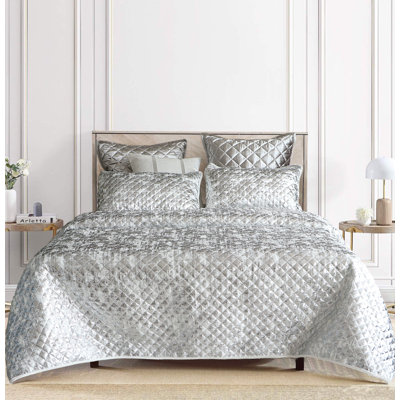 Alya Modern & Contemporary Velvet Quilt