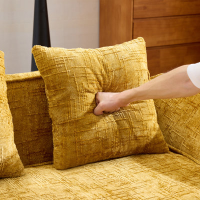 Canapé compressé en forme de L jaune en chenille qui s'agence bien avec n'importe quel salon. Il est doté d'une éponge hautement élastique pour une sensation d'assise confortable, d'accoudoirs courbés et de quatre coussins décoratifs.