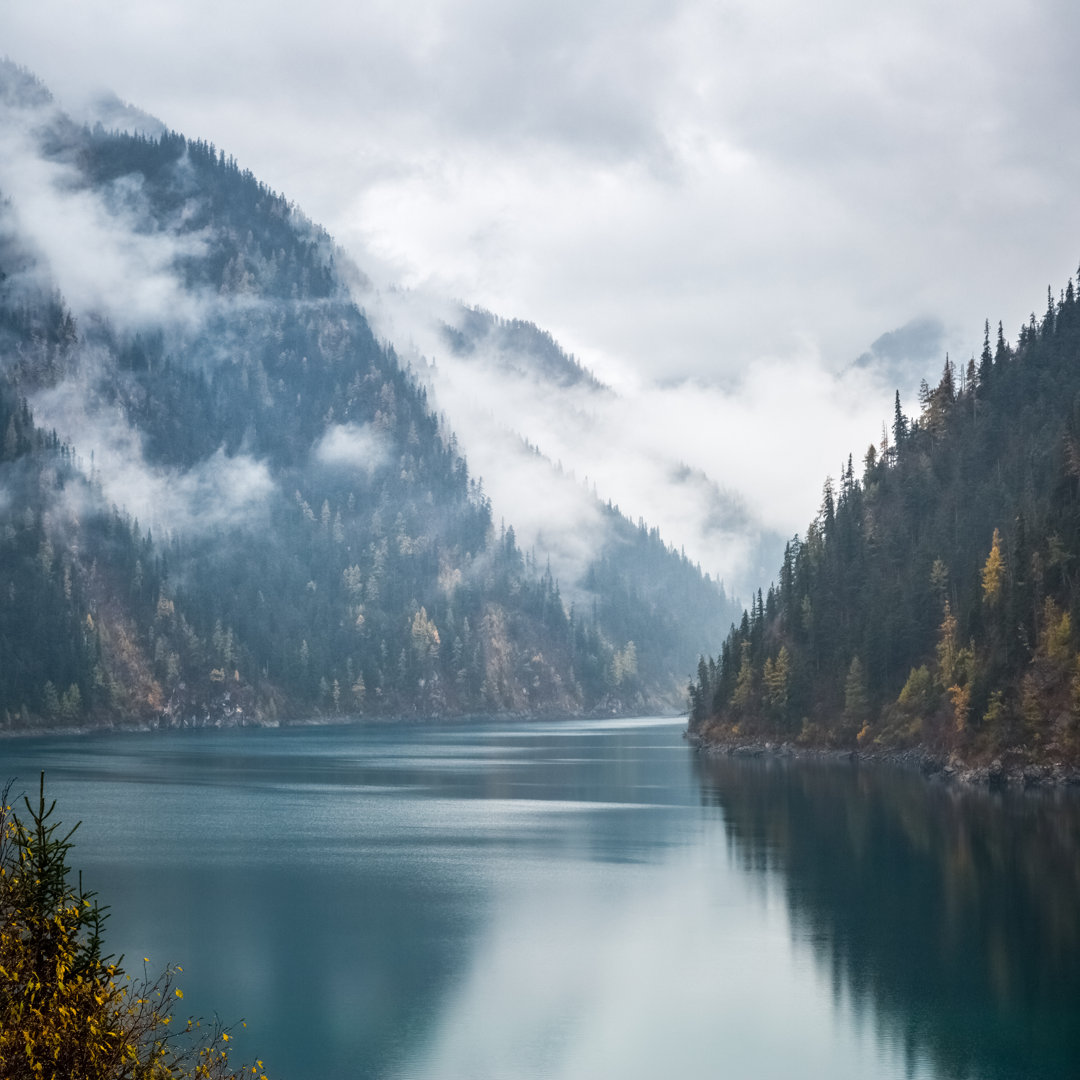 Langer See in Jiuzhaigou von Silkwayrain - Druck auf Leinwand ohne Rahmen