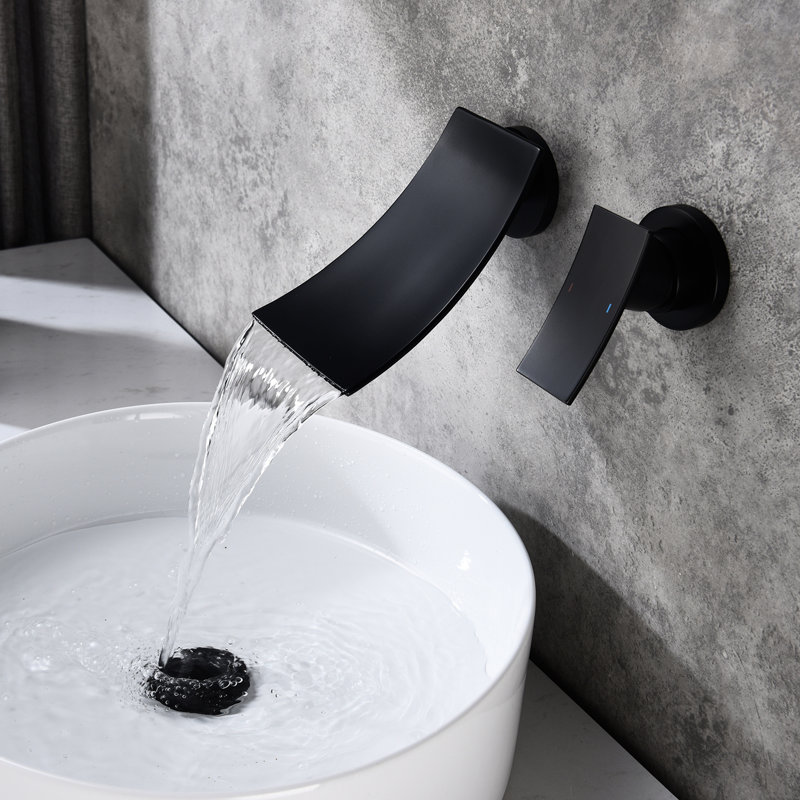 Robinet de salle de bain mural à large entraxe en laiton noir mat fabriqué avec un grand bec en cascade et une valve de contrôle exacte pour une expérience supérieure.