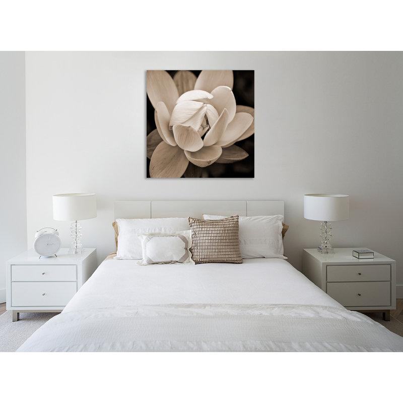 «Sepia Lily 1», toile tendue par Glenn Taylor, H 30 po x l 30 po x P 1,5 po