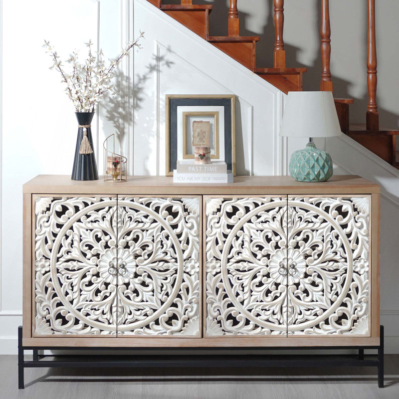 Armoire 4 portes en bois avec détails floraux sculptés
