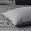 La taie décorative en coton gris / noir ajoute un flair décoratif pour rehausser la qualité de la literie-124315036
