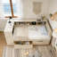 Lit plateforme simple en bois avec tablettes de rangement, tiroirs, station de charge