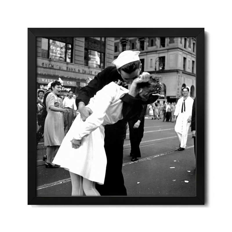 «Kissing the War Goodbye - V-J Day in Times Square», affiche encadrée par Victor Jorgensen, H 16 po x l 16 po