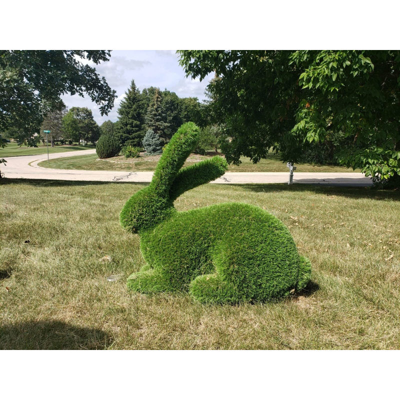 Topiaire de lapin assis en plein air
