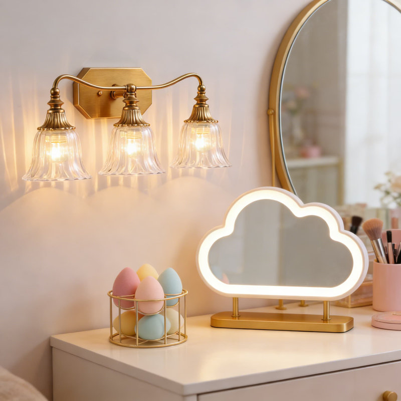 Luminaire de meuble-lavabo vintage avec abat-jour en verre cristal, finition laiton antique à 3 lumières pour un éclairage de salle de bain élégant au-dessus du miroir