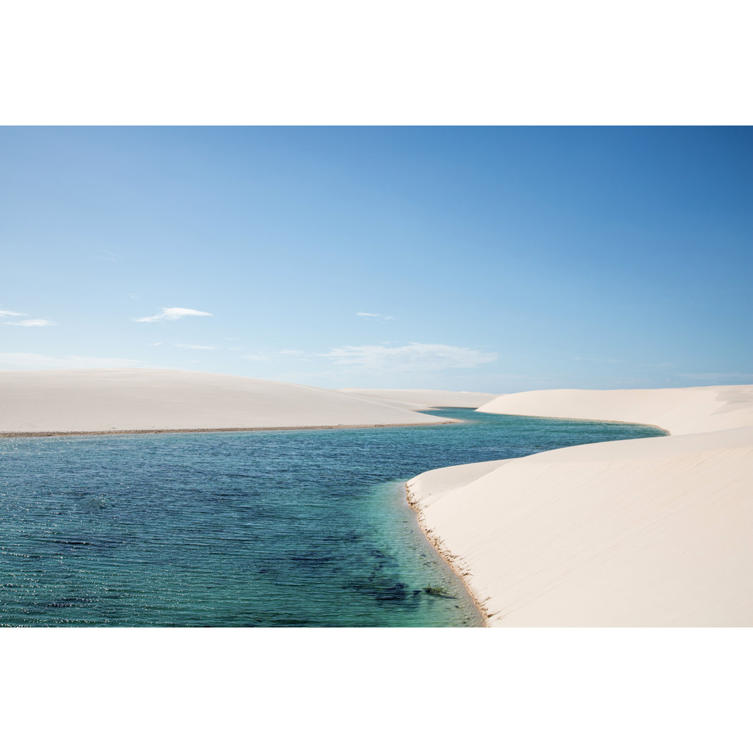 Flussförmige Lagune zwischen weißen Sanddünen by Brunomsbarreto - Print