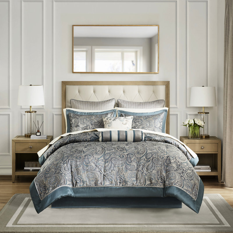 Édredon très grand avec 12 pièces et draps en coton bleu sarcelle. Contient un édredon, 2 taies décoratives, des coussins décoratifs Euro, 1 jupe de lit, un drap-housse et des taies d'oreiller plates. Revers 100% microfibre, rembourrage. 200Tc
