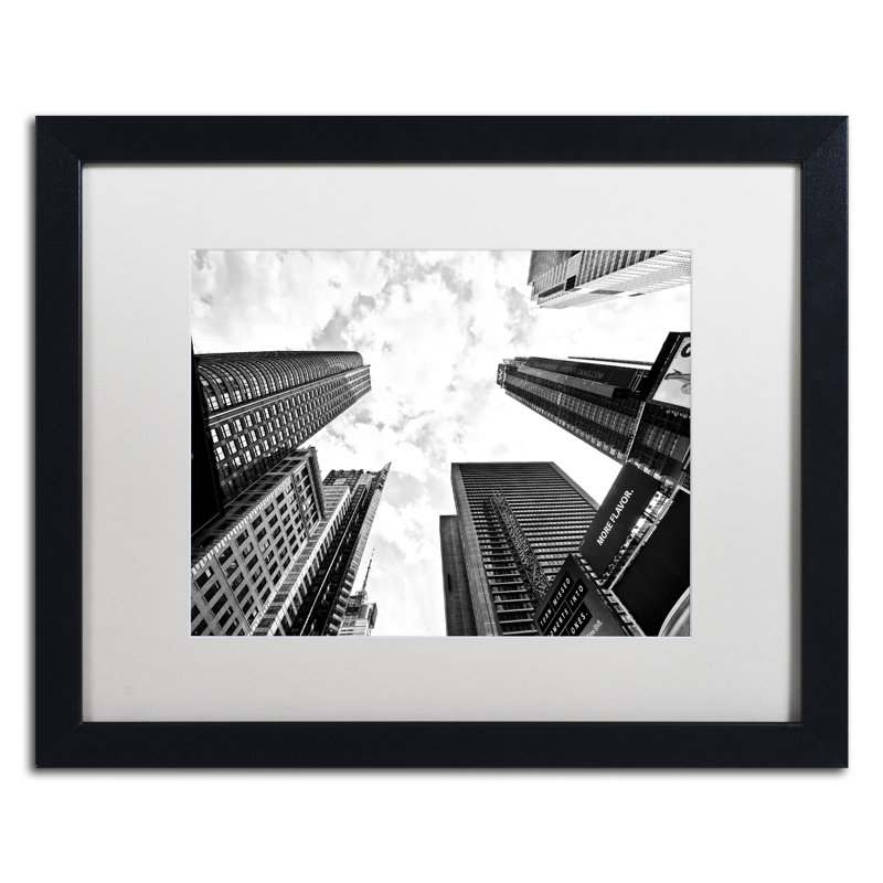 Times Square Skyscrapers, reproduction de photo encadrée, H 16 po x l 20 po x P 0,5 po, Blanc, Encadrement brun