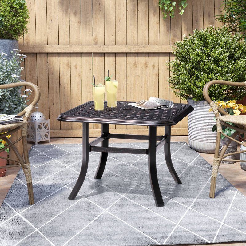 Table d'appoint carrée en aluminium coulé avec trou pour parasol Pricilla, l 24,02 po x P 24,02 po