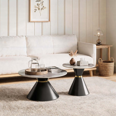 Ensemble de 2 tables basses gigognes rondes, dessus en pierre frittée, pied central noir et détails dorés, luxe moderne pour petits espaces