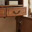Armoire en bois d'hévéa avec tablettes décoratives