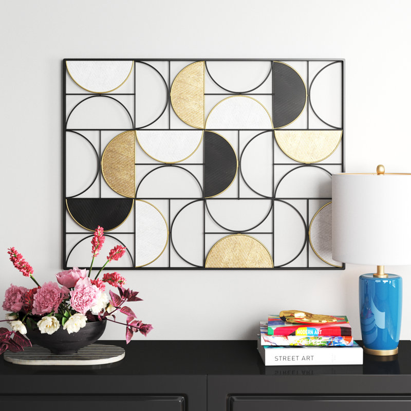 Décoration murale géométrique noire en métal avec détails dorés