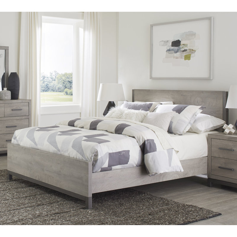 Grand lit gris - planche de bois