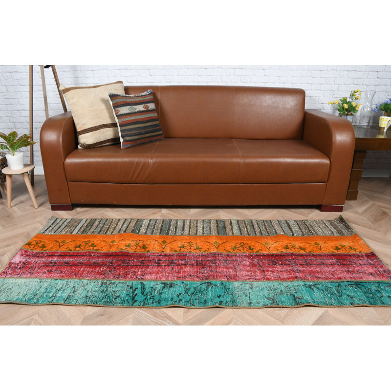 Tapis turc antique vibrant avec un patchwork artistique dans des tons de rouge vif parfait pour ajouter une touche de couleur à n'importe quelle pièce
