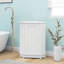 Armoire de coin blanche avec tablettes réglables pour la salle de bain-445994025