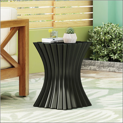 Table d'appoint MGO Archaistic Wavy, parfaite pour un usage intérieur ou extérieur élégant et durable.