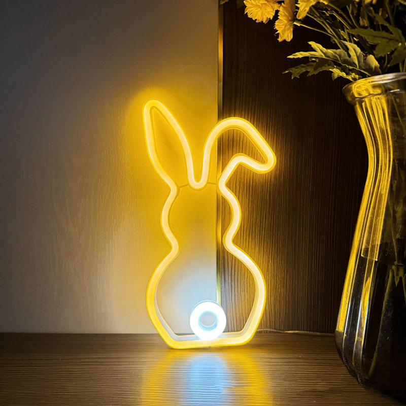 Mignonne lapine à queue de néon pour Pâques
