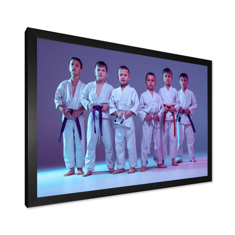 Karate Kids I sur toile, Cadre simple noir, H 34 po x l 44 po x P 1,5 po