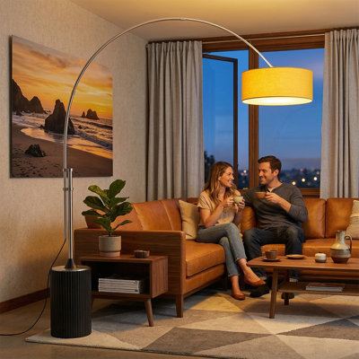 Lampe à arc 1 lumière H 92 po Tambo, abat-jour en lin moutarde, base en chêne noir, nickel satiné, à intensité variable, pour le salon ou la chambre à coucher