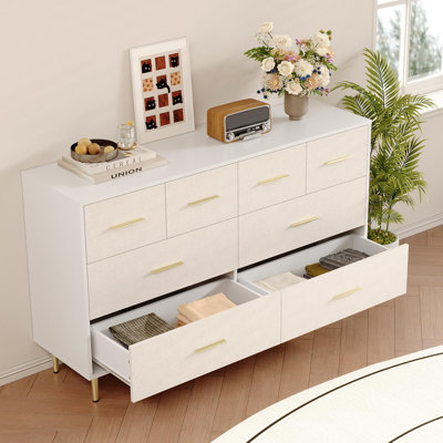 Commode à 8 tiroirs, de style moderne, autoportante, en bois d'ingénierie avec façades en tissu texturé, idéale pour la chambre, le salon ou l'entrée, finition blanche.