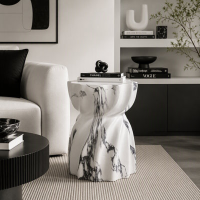 Table d'appoint en béton pour l'extérieur 19,29 po H, table de bout de patio avec motif cannelé sculptural, table d'appoint en forme de sablier résistante aux intempéries pour le jardin, le balcon et la piscine, faux marbre
