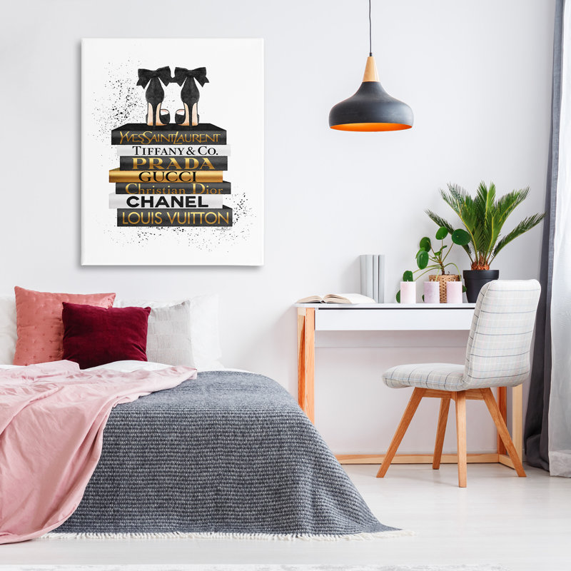 «Black Heels White Gold Bookstack Glam Fashion» par Amanda Greenwood - impression d'art graphique, H 48 po x l 36 po