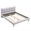 Confortable lit double gris avec tête de lit distinctive en forme de biscuit et structure stable en chenille
