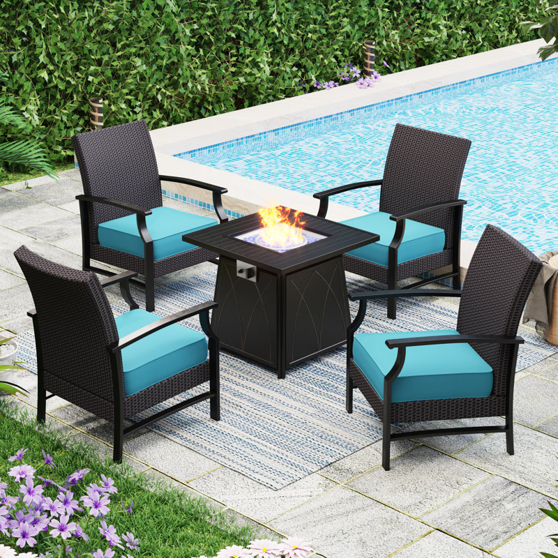 Ensemble de conversation d'extérieur en osier avec table de feu d'extérieur 4 pièces