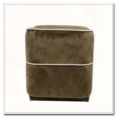 Banc de rangement moderne avec repose-pieds en velours et détails en métal doré