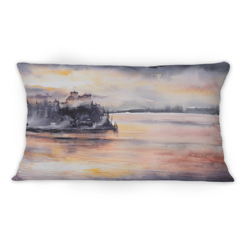 Château médiéval pendant le coucher du soleil au bord du lac Czorsztyn - coussin décoratif imprimé Lake House 1