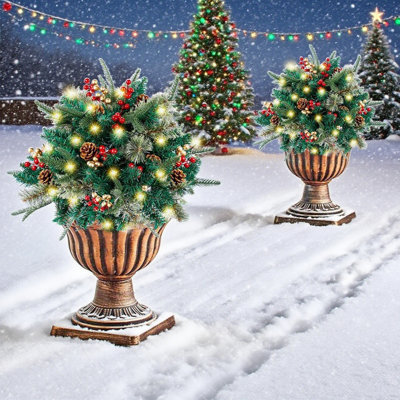 2 pièces de branches de pin artificielles festives avec des baies rouges et des pommes de pin, des arbres de Noël en plastique pré-éclairés avec piquet de trépied pour le jardin, le patio, le mariage, la fête, le présentoir