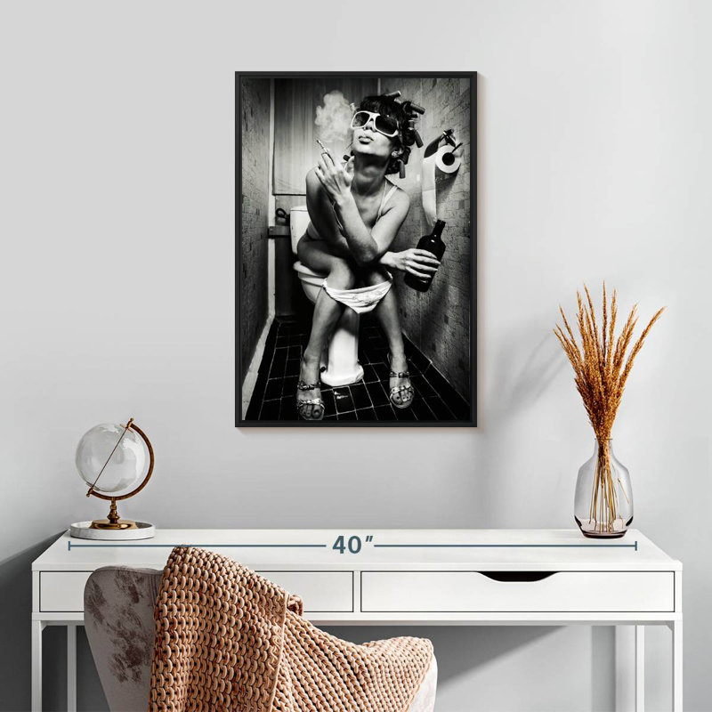 Femme dans la toilette, Cadre flottant noir, 17 po x 25 po