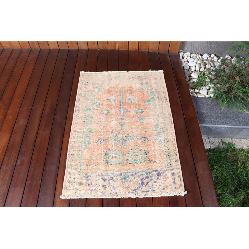 Tapis turc vintage unique fait à la main dans un petit espace pour un décor bohémien avec un design Oushak délavé